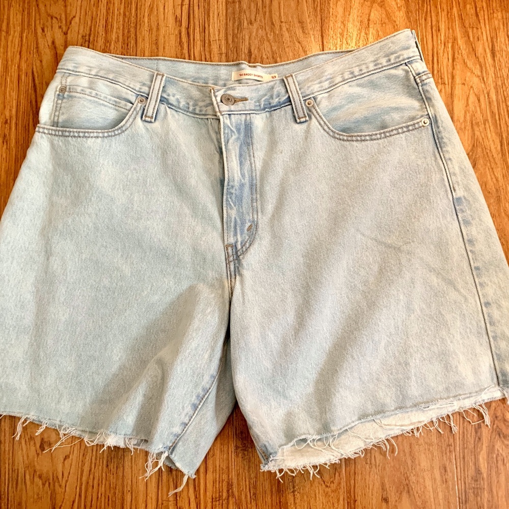LEVI'S DENIM SHORTS 32   NWOT